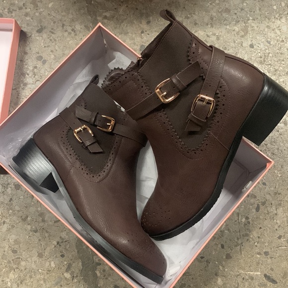 Women’s Western Zip Buckle Detail Flat Ankle Boot in Brown Faux Leather - Picture 8 of 16